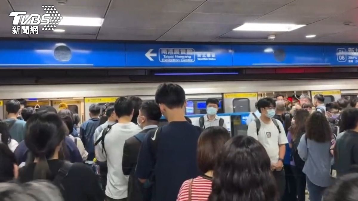 板南線列車異常，目前北捷已派空車接駁民眾。（圖／TVBS）
