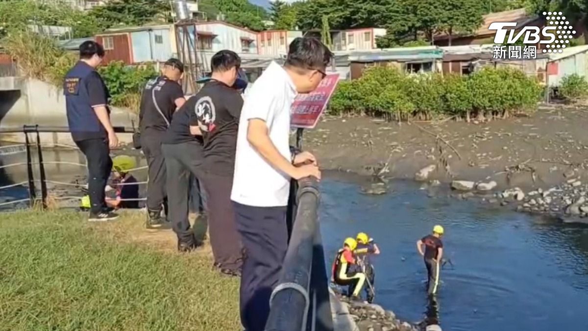 警方搜索王婦遺體。(圖/TVBS)