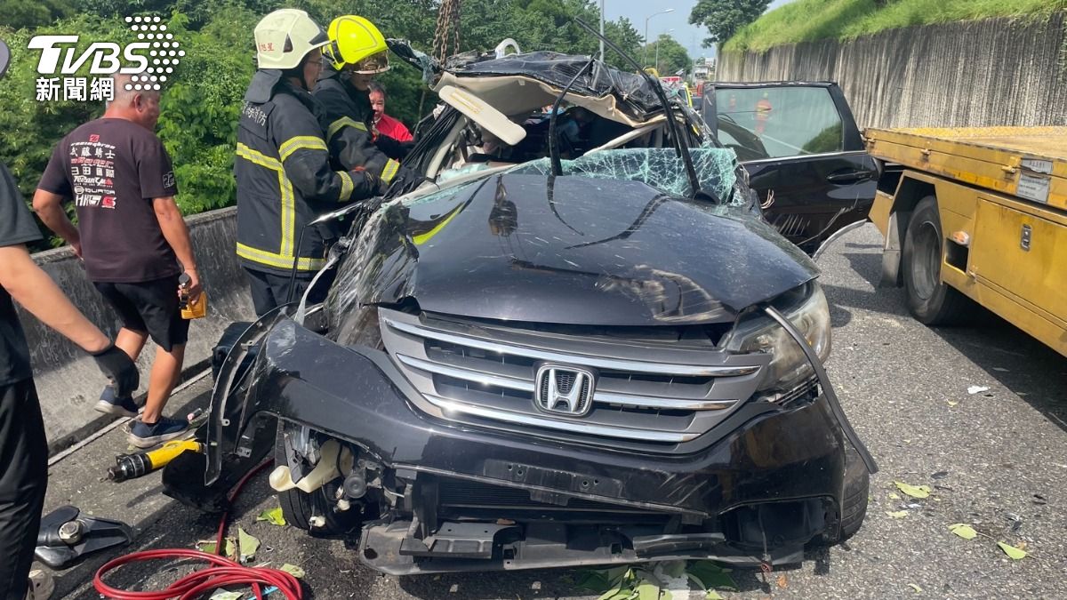 國6休旅車墜橋!後座3人未繫安全帶 1人噴飛車外草叢