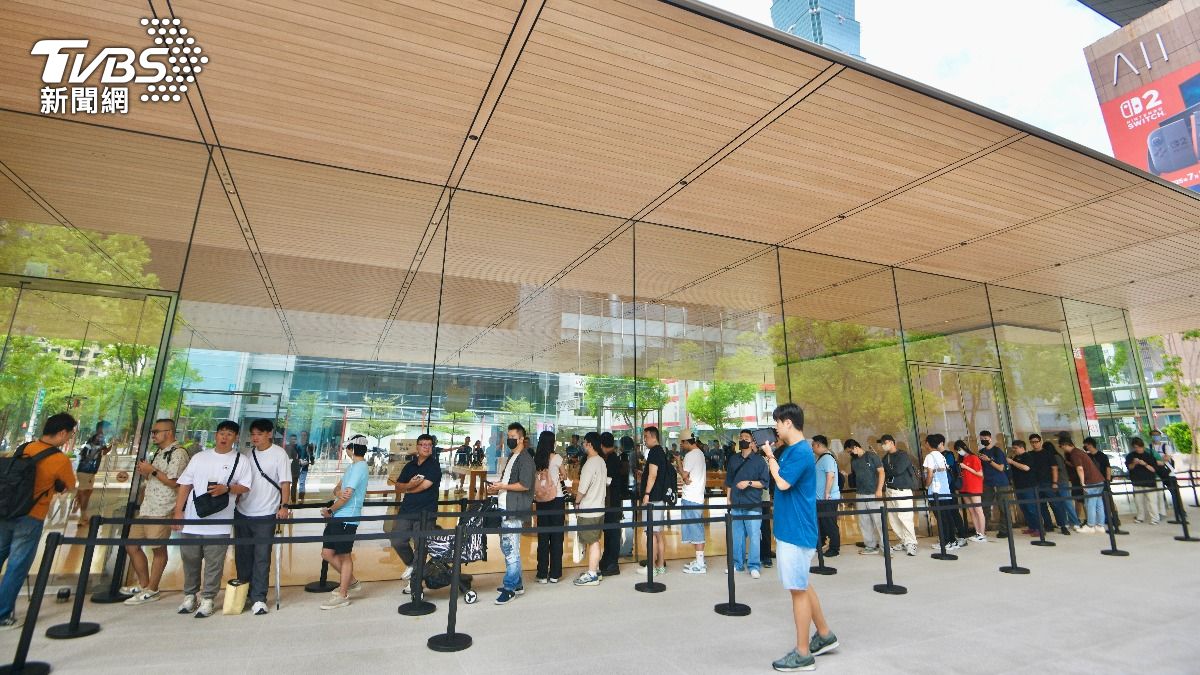 台北信義A13蘋果專賣店外出現排隊人潮。（圖／胡瑞麒攝）