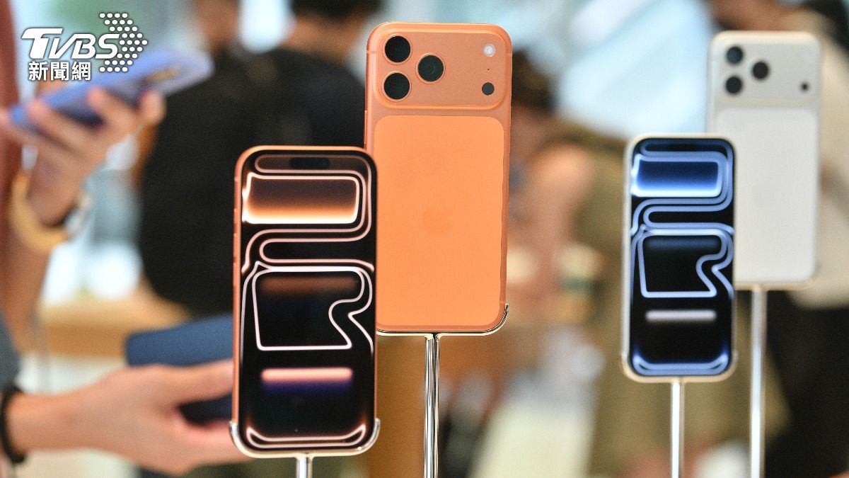 iPhone17系列最新色宇宙橙。（圖／胡瑞麒攝）