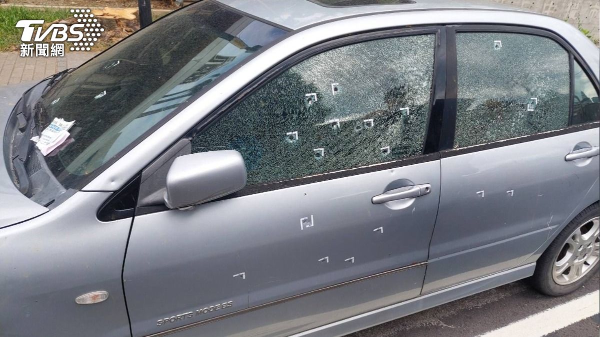 獨/板橋福德宮前傳槍擊案!轎車遭射擊「23處彈孔」玻璃碎裂