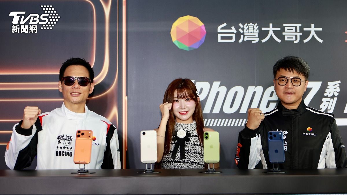 台哥大商務長林東閔(右1)表示,今年i17預購踴躍,只花了去年一半的時間就超過一萬隻。(圖/華子琛攝)