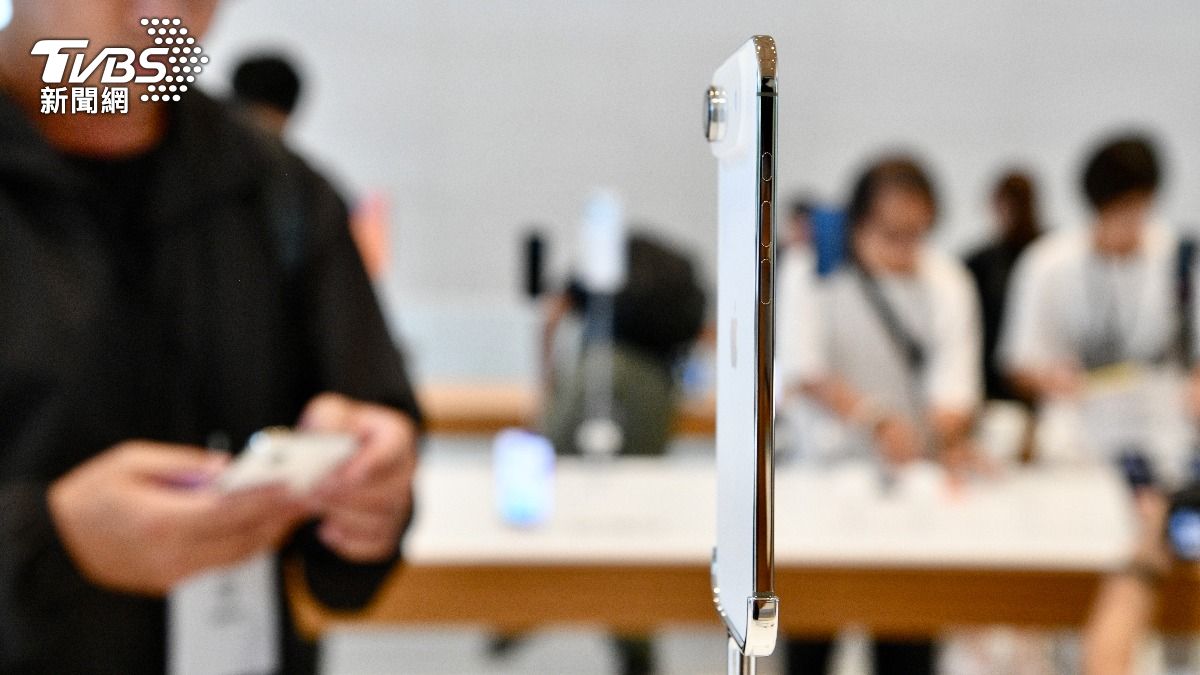 iPhone Air厚度僅5.6mm。（圖／胡瑞麒攝）