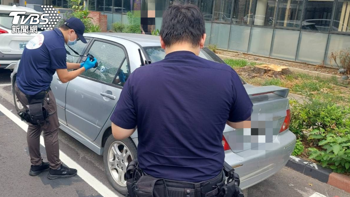 板橋一輛轎車不明原因被槍射擊。（圖／施協源攝）
