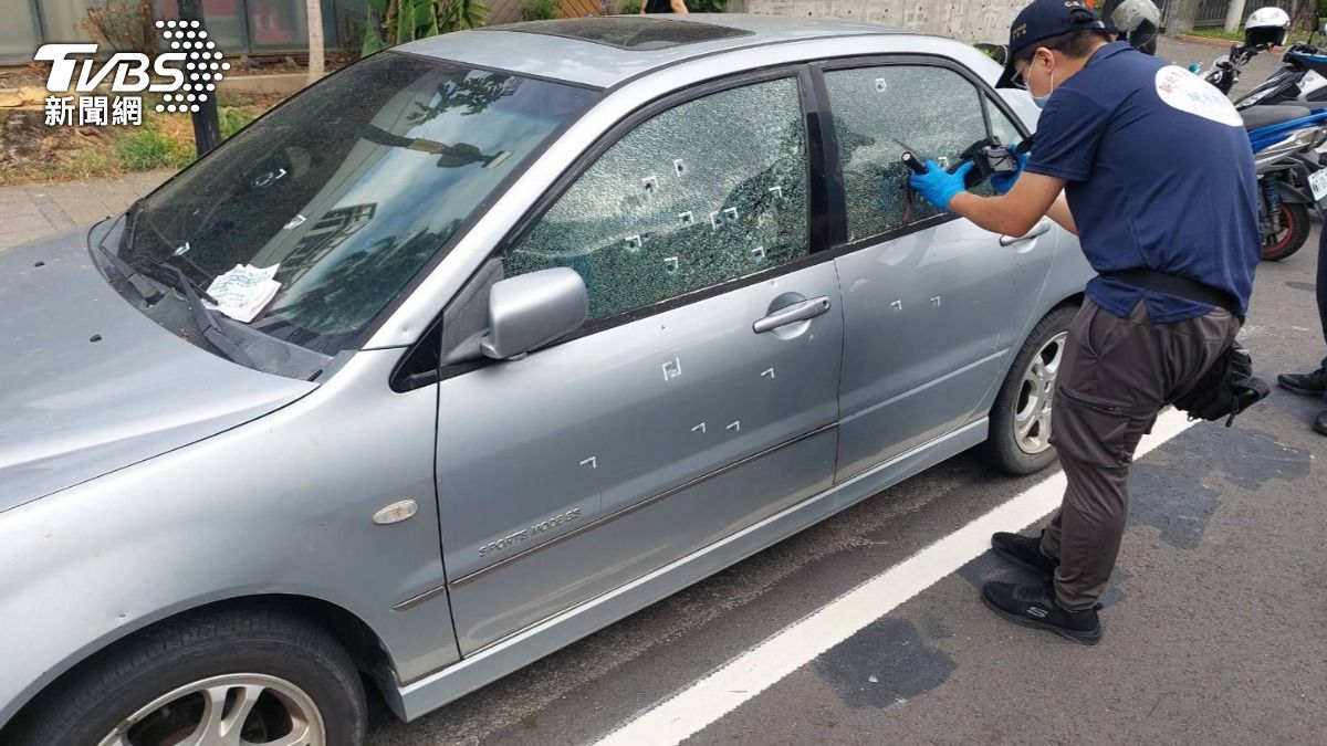 板橋一輛轎車車身多處彈孔。（圖／施協源攝）