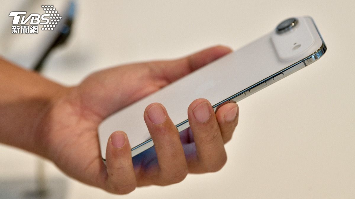 iPhone Air輕薄手感相當不錯。（圖／胡瑞麒攝）