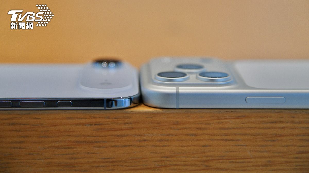 iPhone Air和iPhone 17相比厚薄度差很多。（圖／胡瑞麒攝）