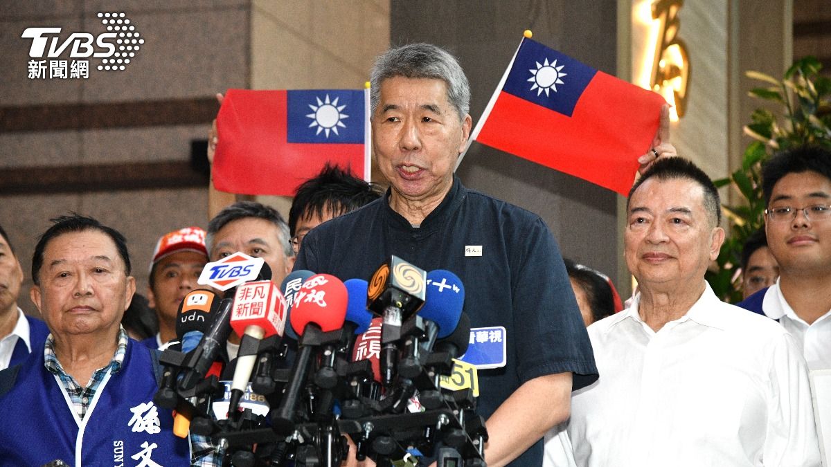 張亞中登記參選國民黨黨主席。(圖/胡瑞麒攝)