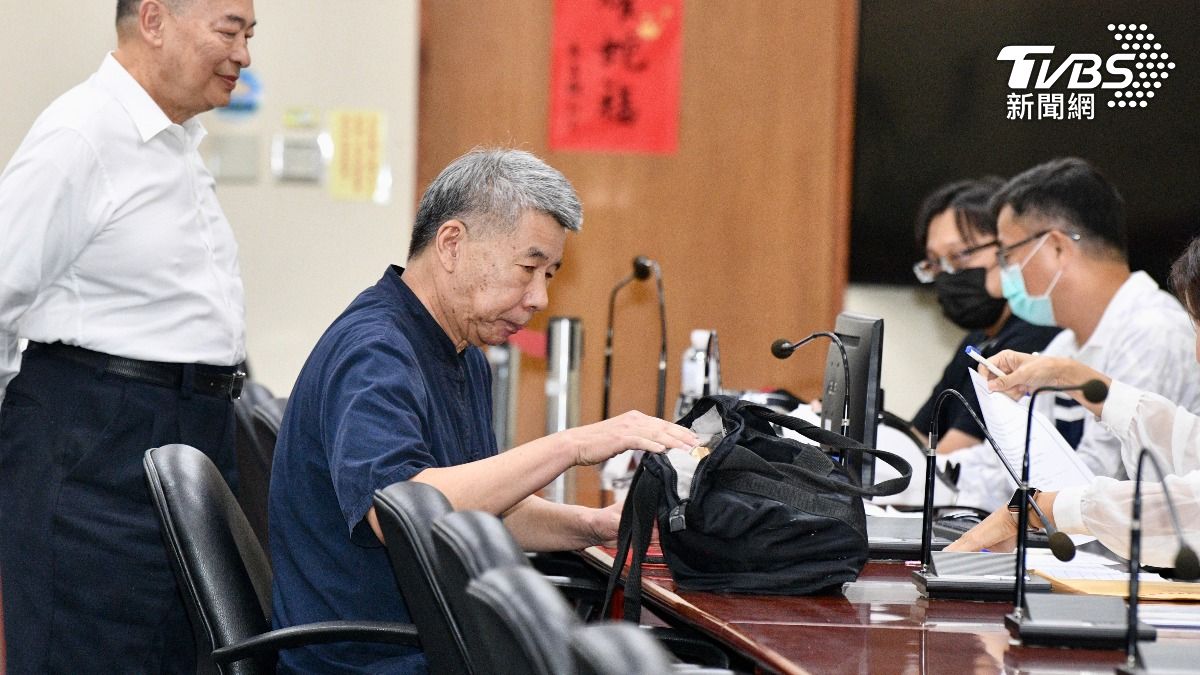 張亞中登記參選國民黨黨主席。(圖/胡瑞麒攝)
