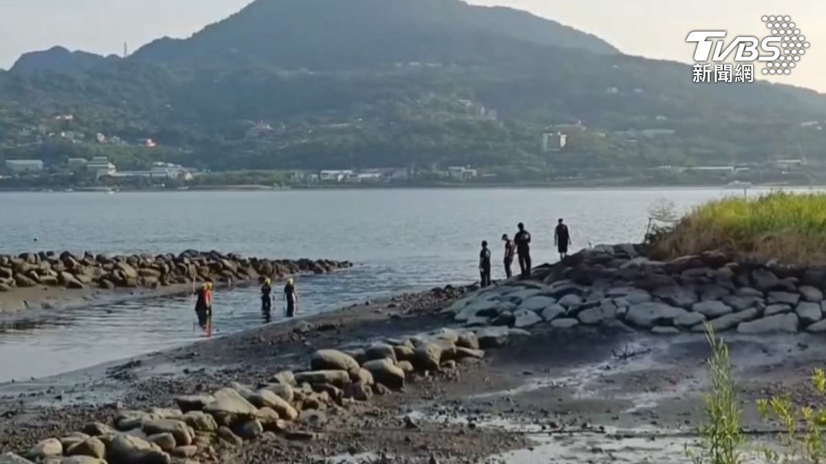 警方沿淡水河岸日夜展開多次搜索。（圖／TVBS）