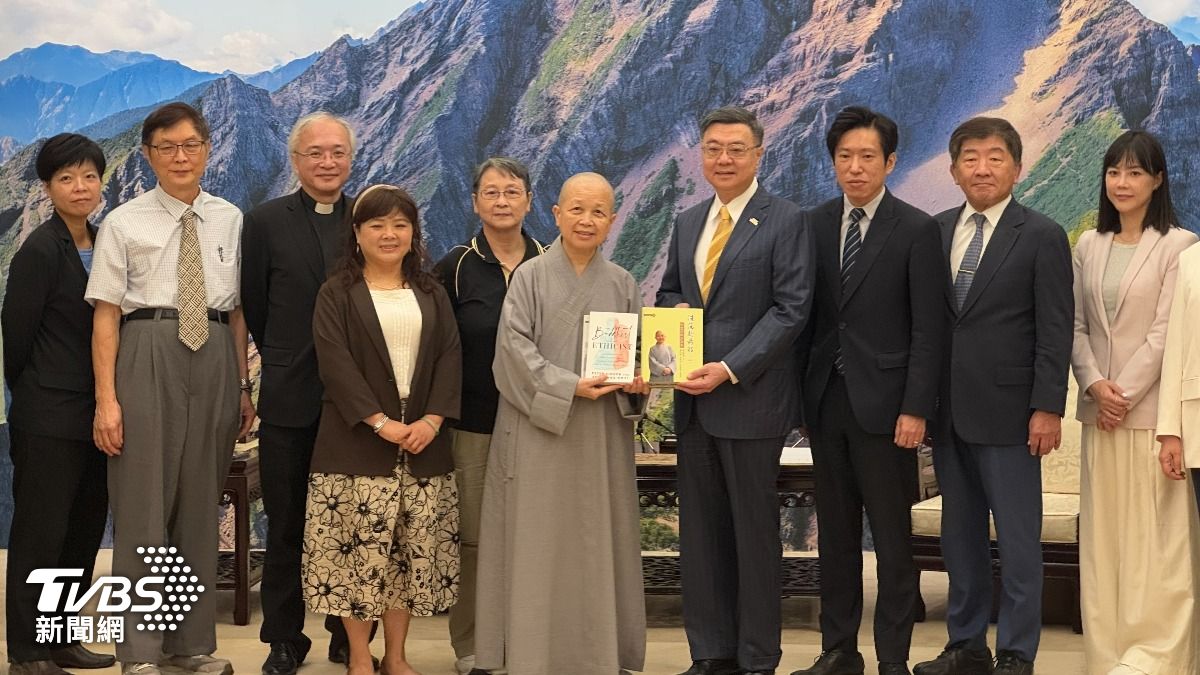 搶救國庫聯盟今天上午拜會行政院長卓榮泰。(圖/劉庭宇攝)