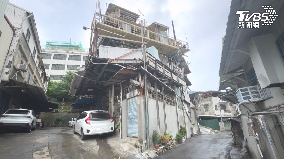 高雄市鼓山區一棟民宅因獨特外觀引人注目,被民眾形容為現實版「霍爾的移動城堡」。(圖/TVBS)