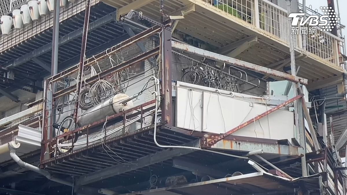 該建物為二層樓保存登記的建築物,三樓以上全部屬於違建。(圖/TVBS)