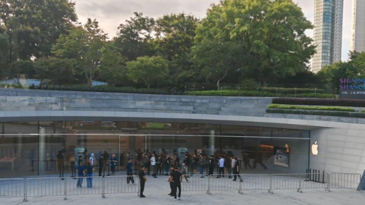 iPhone 17開賣!陸果粉凌晨2點搭火車上海取貨、加價售也搶瘋