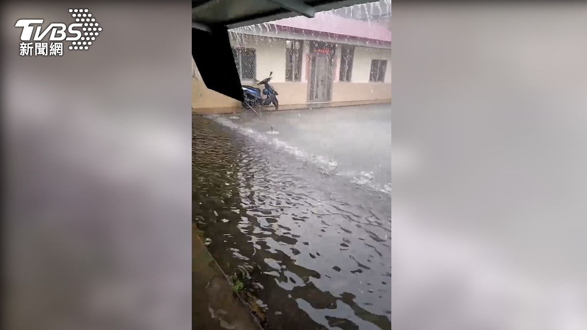 台南白河近日遭受午後雷陣雨侵襲,又再次淹水,讓當地居民十分困擾。(圖/TVBS)
