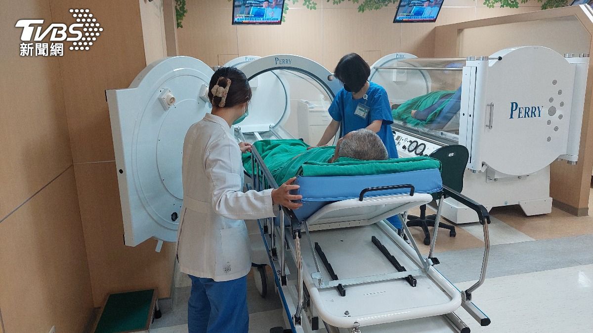 男腳黑爛到骨外露！這3症狀快就醫　醫提醒：高壓氧是關鍵