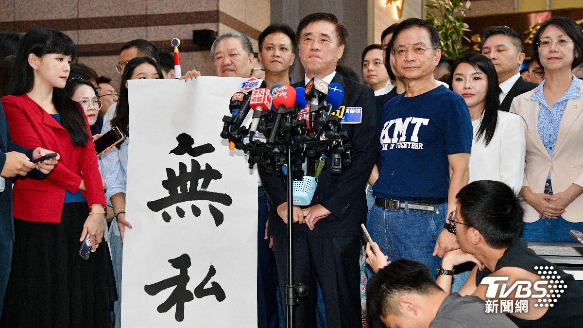 郝龍斌登記參選國民黨主席。(圖／胡瑞麒攝)