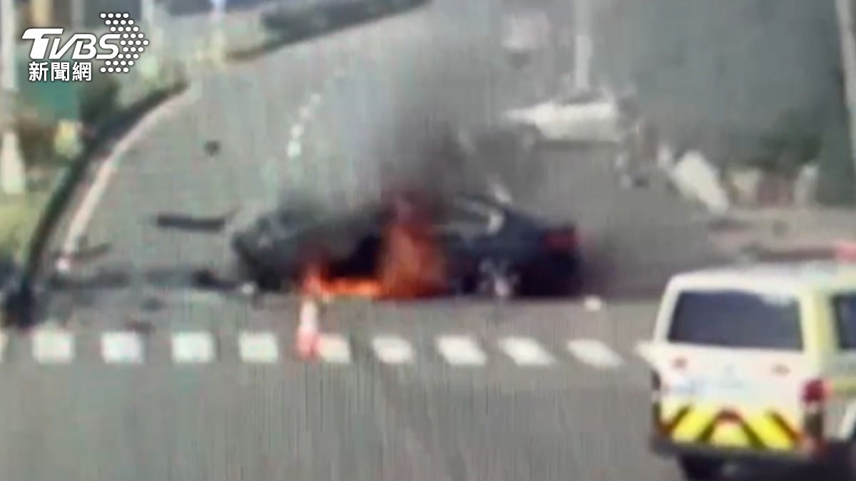 桃園新屋區發生火燒車事故。(圖/TVBS)