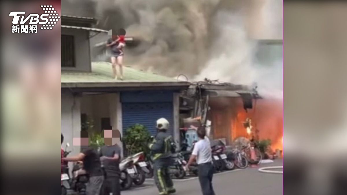 木柵市場旁火警,家長抱嬰爬屋頂逃生。(圖/TVBS)