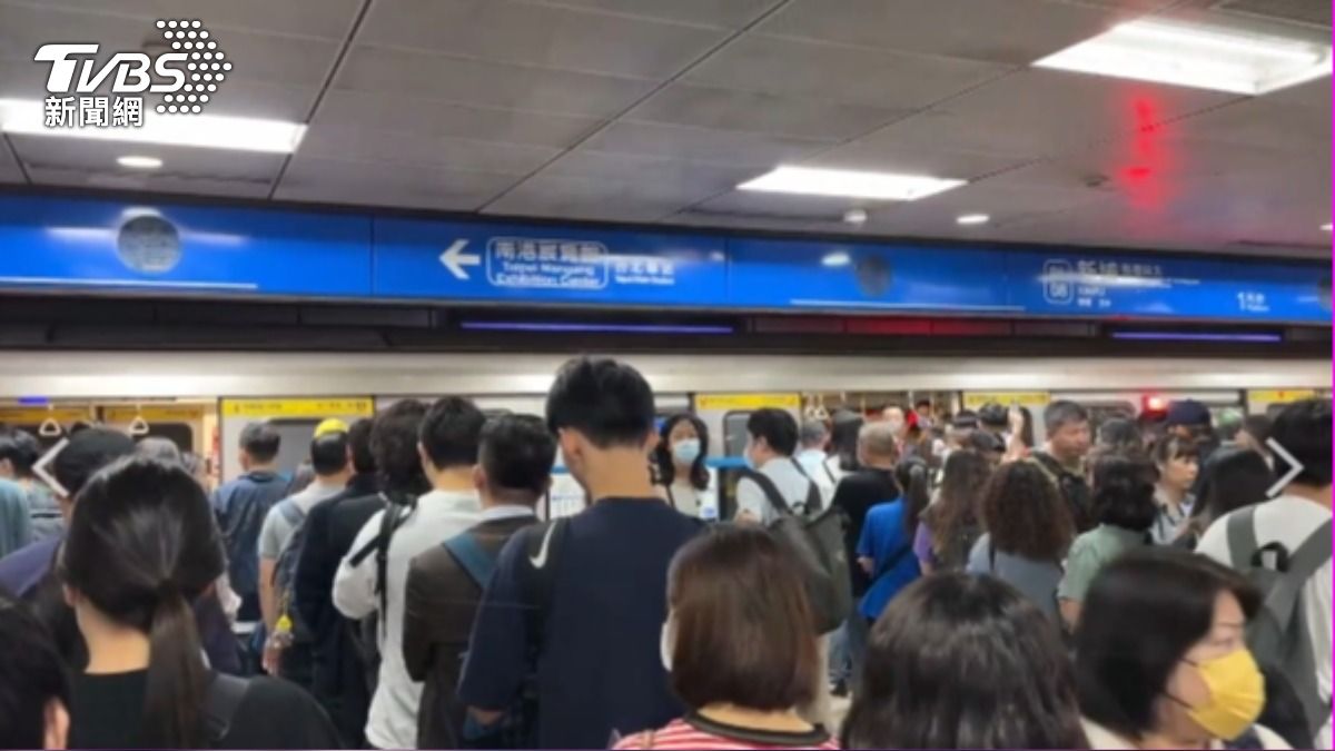 板南線列車一度異常「人潮擠爆月台」！北捷：夾到旅客物品