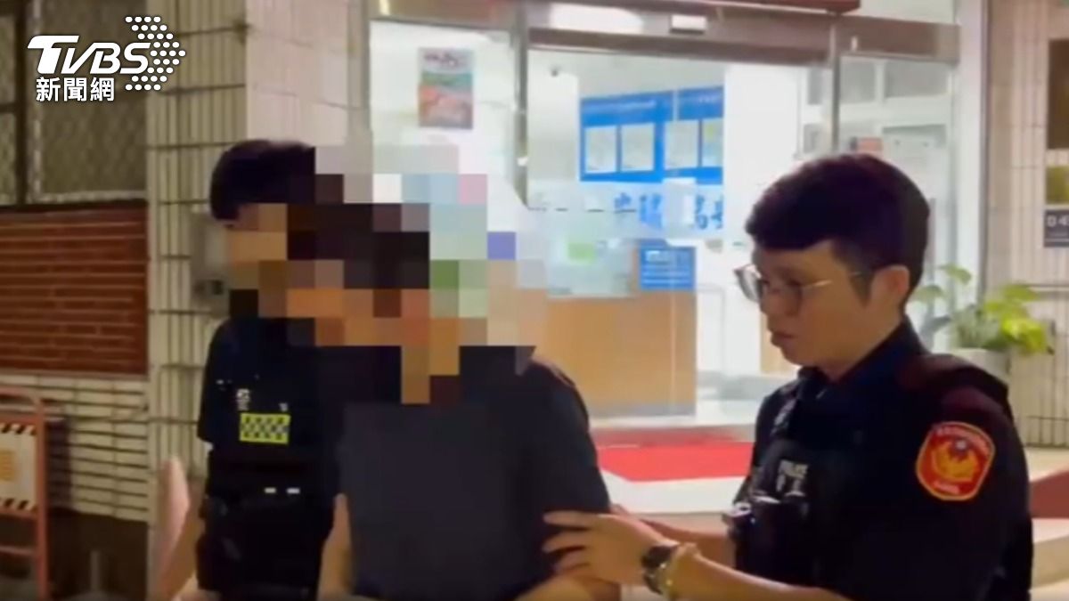 在大安捷運站旁,拿三節鞭,痛毆台大碩士生的嫌犯落網。(圖/TVBS)