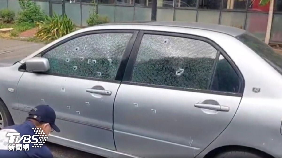 新北市板橋國小後門旁，驚見槍擊案，車輛被打成蜂窩，發現至少23槍。（圖／TVBS）