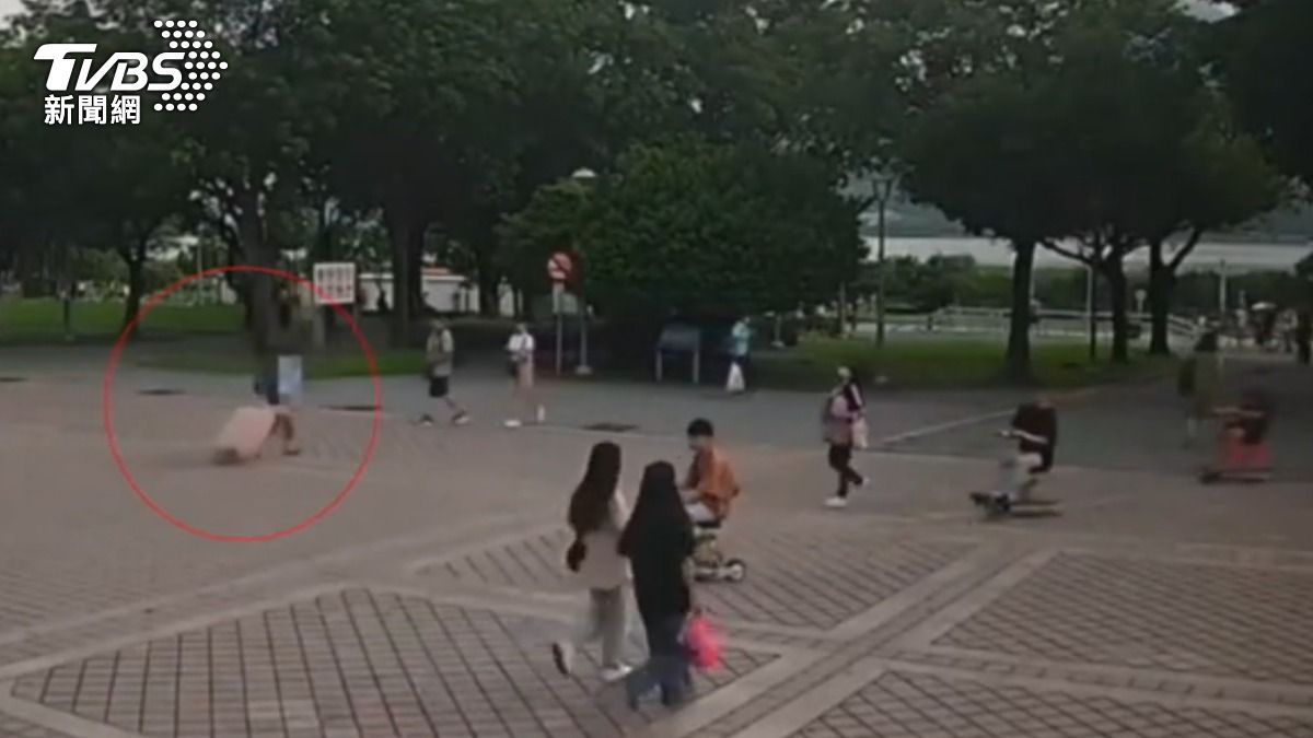 媳婦將婆婆裝在行李箱內棄屍。(圖/TVBS)