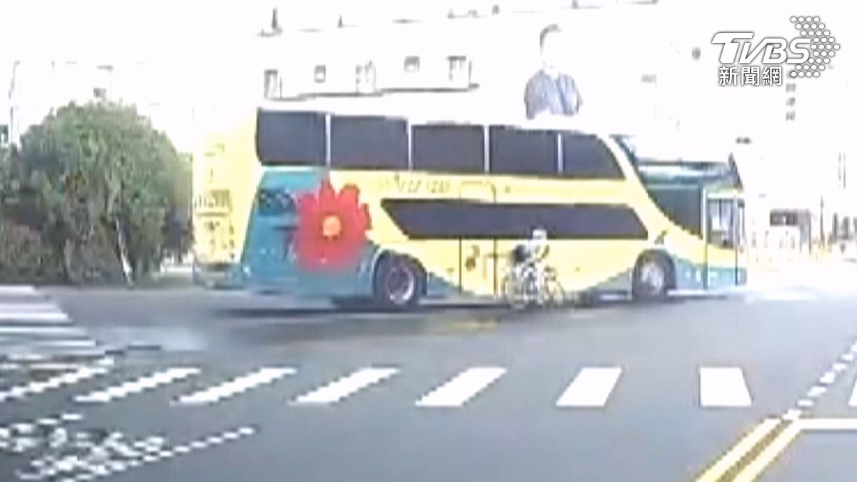 目擊民眾描述，當時非常擔心國中生會被捲入車輪下，所幸最後沒有發生。（圖／TVBS）