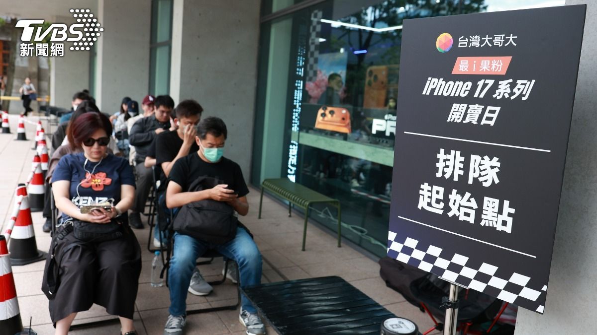 台灣大哥大門市備有少量現貨。(圖/華子琛攝)