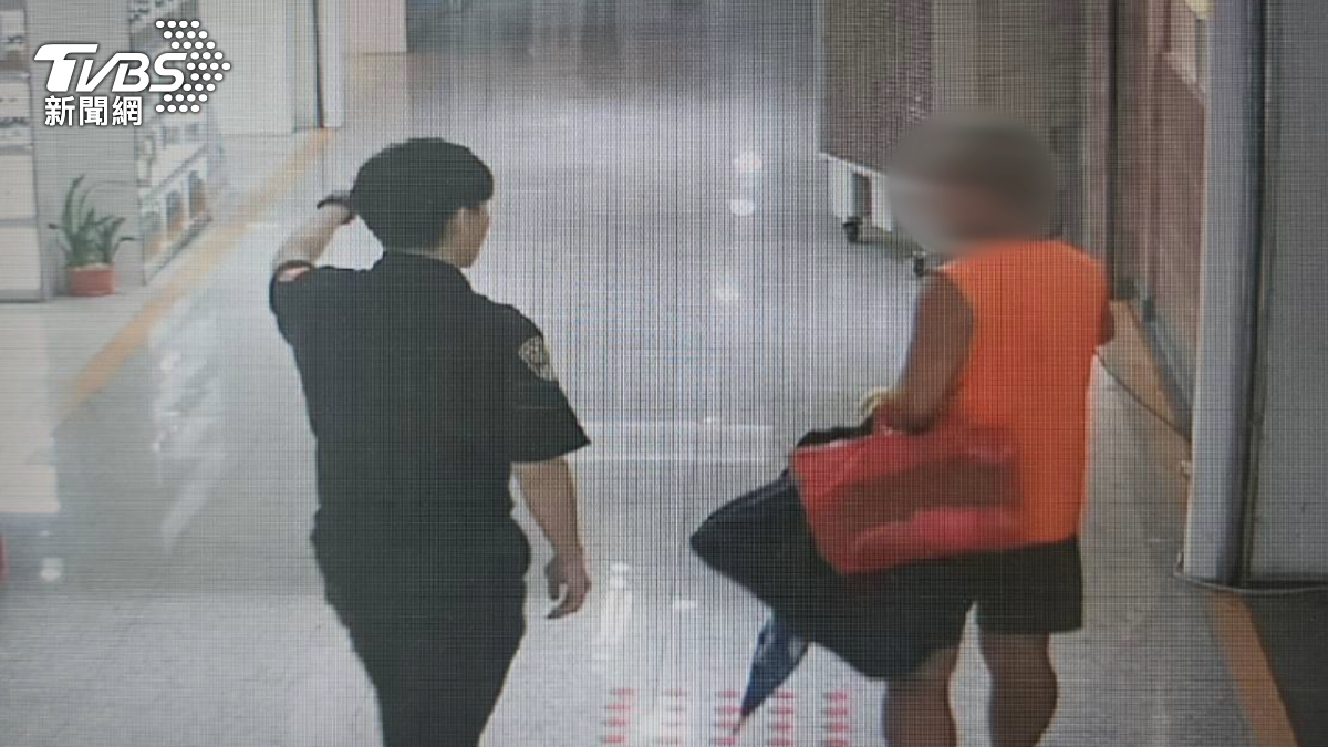 好大膽子!男溜進咖啡廳偷店員包,犯後逛街等警逮?(圖/TVBS)