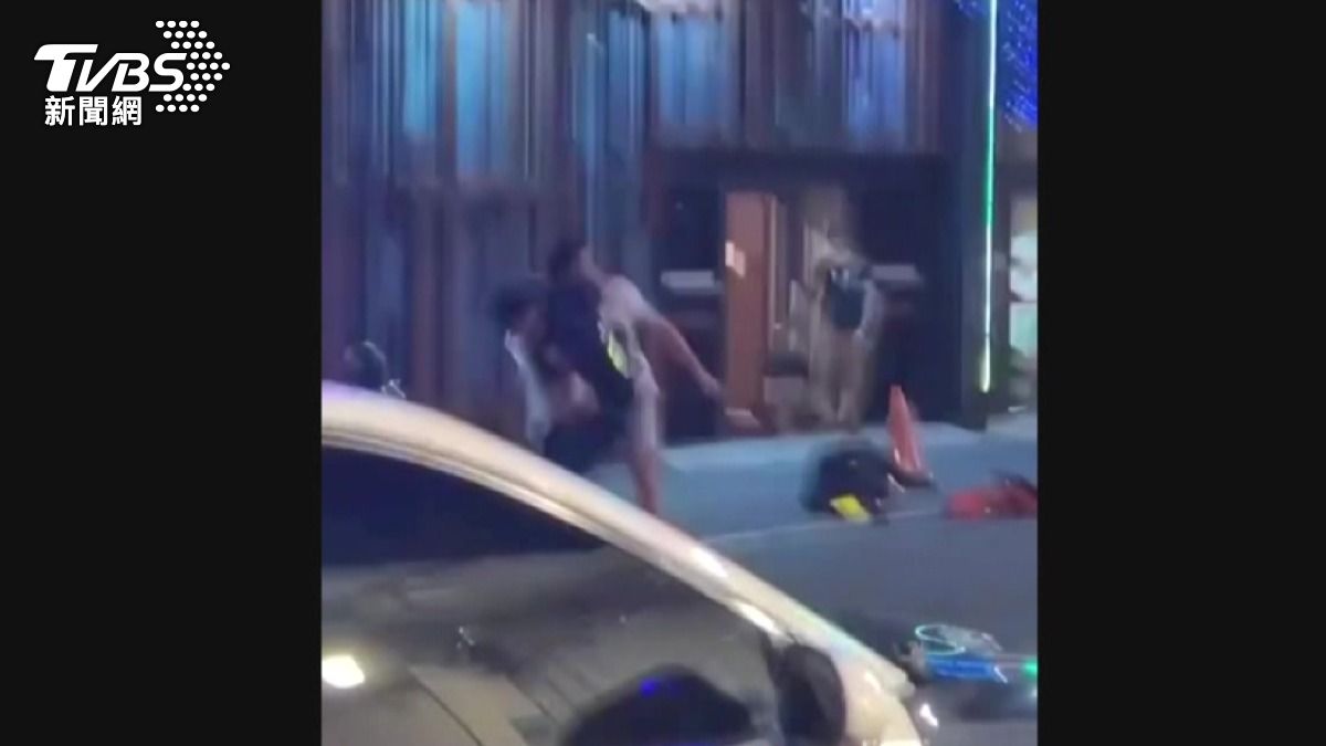 酒客KTV爆衝突！警「霸氣過肩摔」壓制　民眾驚呼太帥了 。(圖／民眾提供)