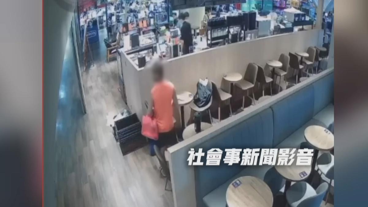 張姓竊嫌趁員工忙進忙出時,偷走店員放在內用座位的包包。(圖/翻攝社會事新聞影音)