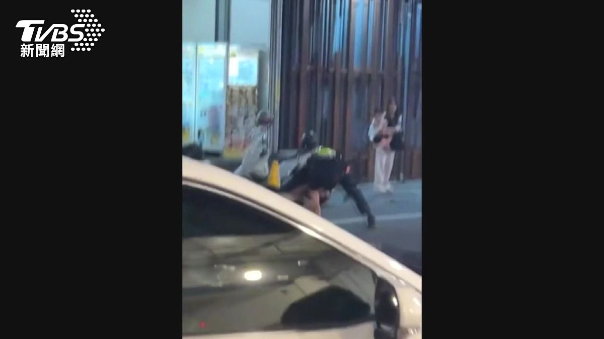 員警趕到現場發現兩人情緒激動，口頭勸阻無效，以過肩摔將兩人壓制在地。(圖／民眾提供)