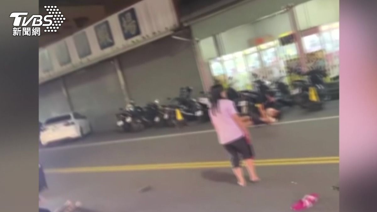 員警迅速制伏鬧事酒客的畫面，紛紛拿出手機錄影，並興奮地直呼「太帥了」。(圖／民眾提供)