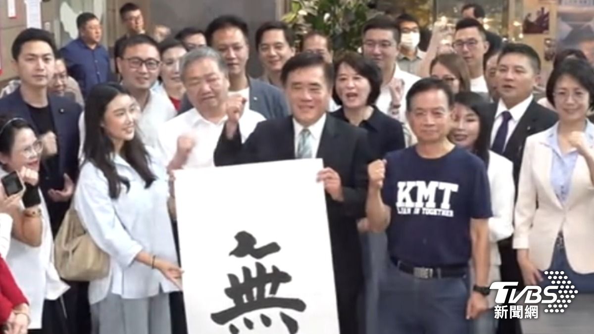國民黨主席參選人郝龍斌，１９日完成參選登記。（圖／ＴＶＢＳ）