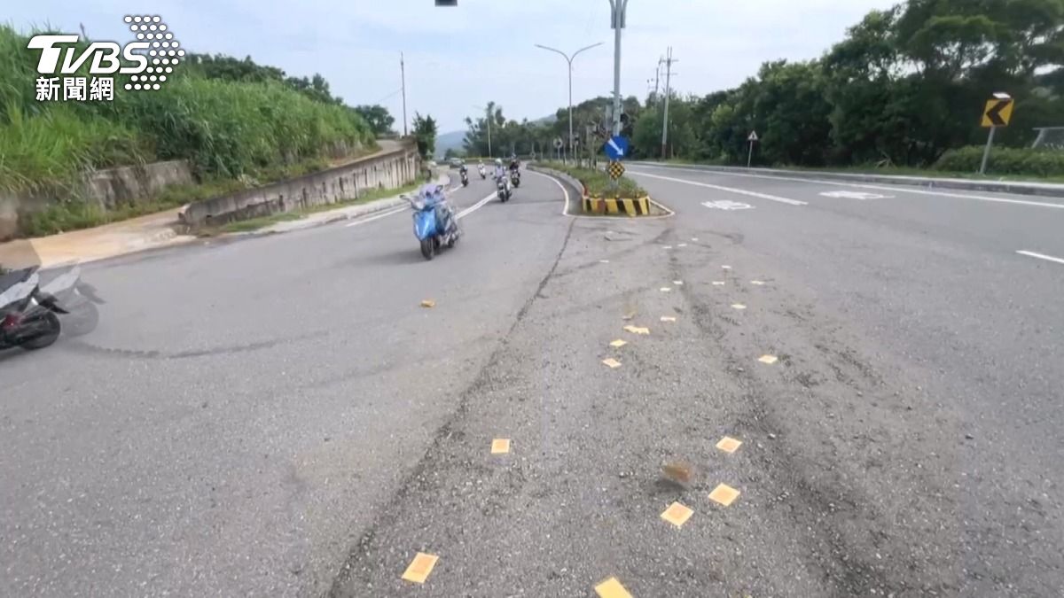 不滿機車騎太快!苗栗男鬼月捧遺照撒冥紙 擾民下場曝光