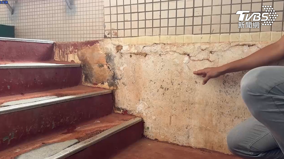 通往休息室的入口位於低窪處，大雨沿著階梯往下流，才會造成球場淹水情況。（圖／TVBS）
