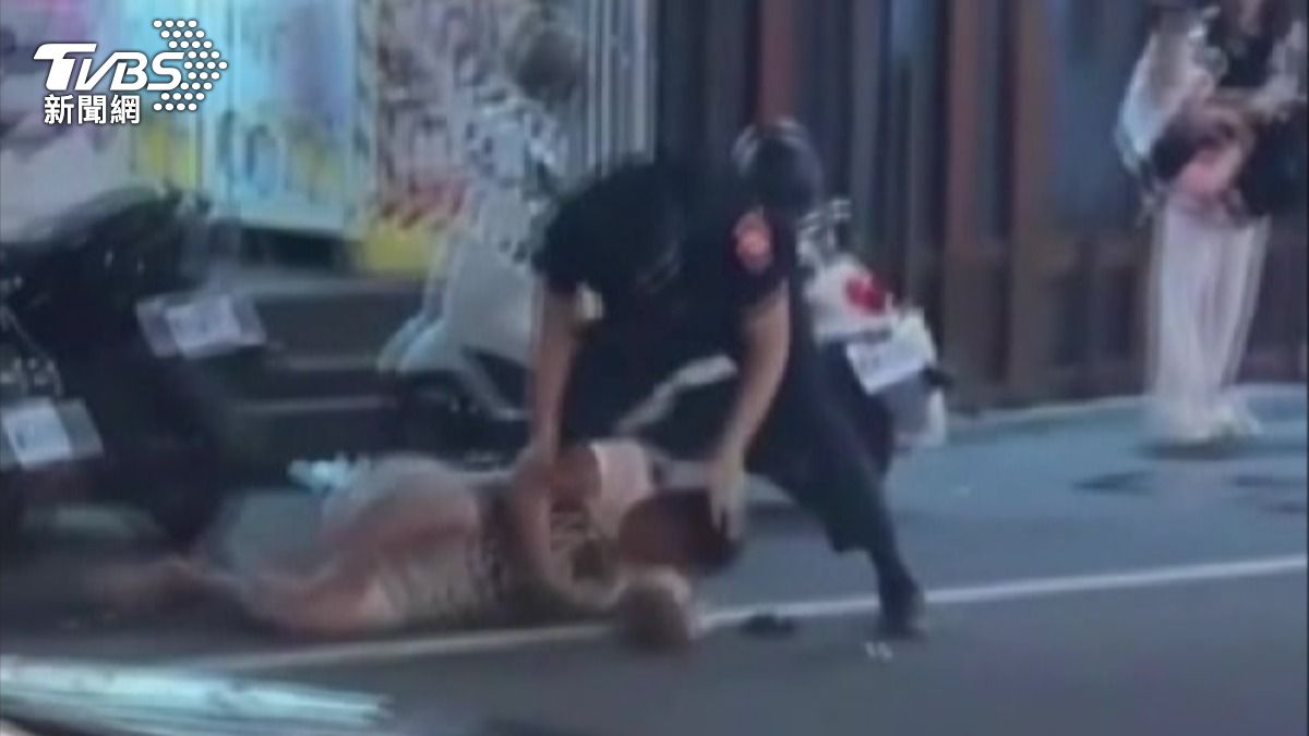巡邏員警見勸阻無效，立即採取過肩摔將兩人制伏。(圖／民眾提供)