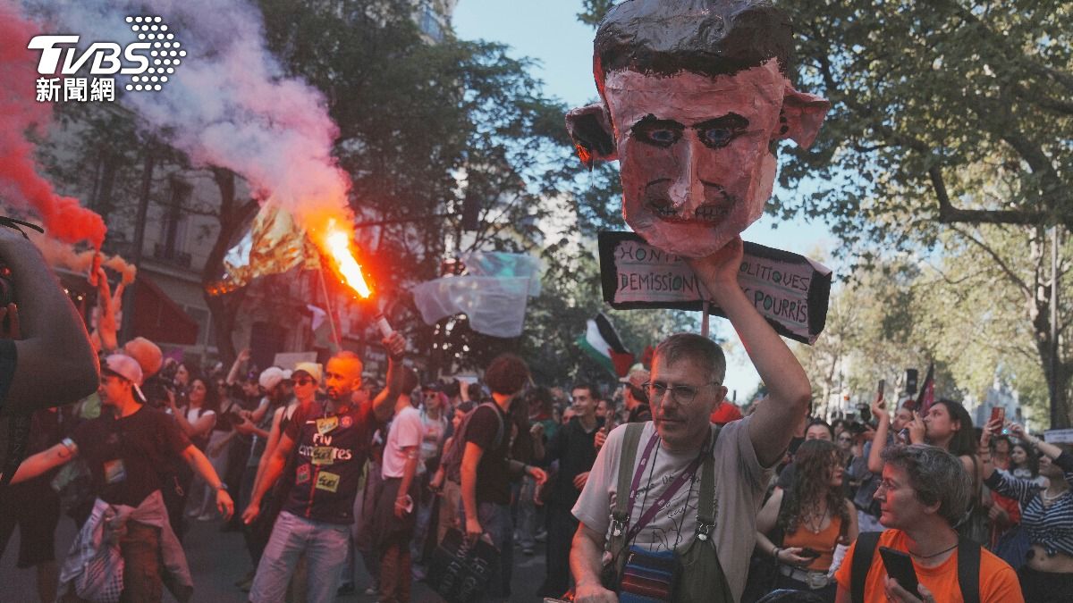 法國全國性罷工示威再升級，百萬人走上街頭抗議政府稅收不公，還爆發了警民衝突。（圖／達志影像美聯社）