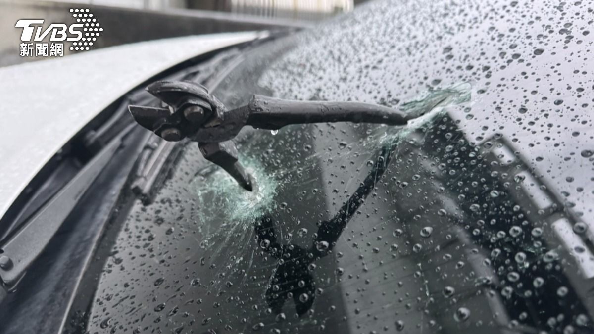 天降老虎鉗!行駛國道插進擋風玻璃,車主驚險躲死劫。(圖/TVBS)