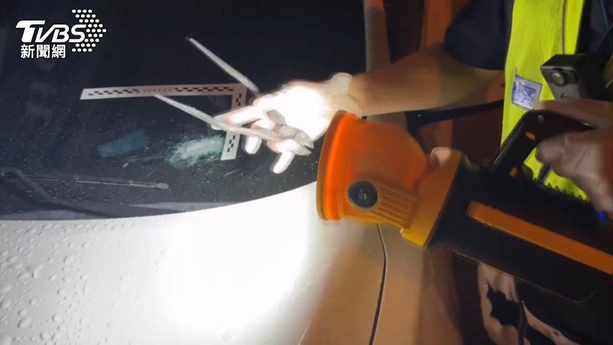 警方將調閱監視器影像,一旦找到肇事者罰款1萬8千元的,還需賠償車主車輛維修費用。(圖/警方提供)