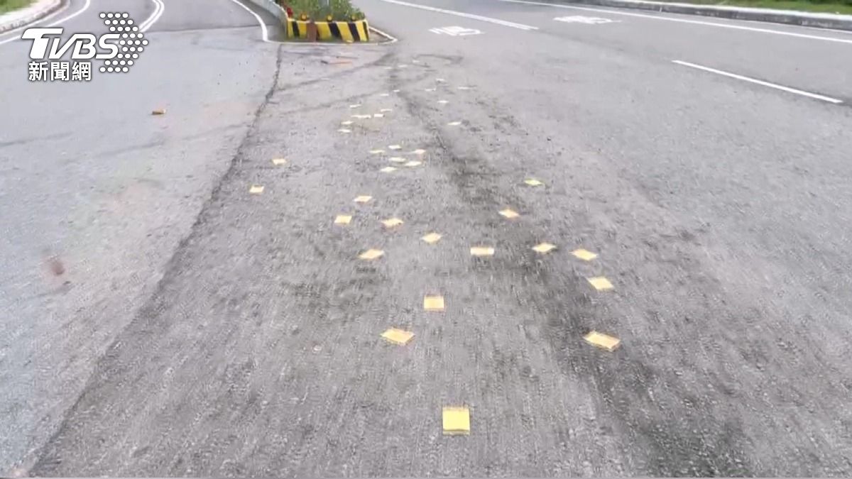黑衣男深夜捧哥遺照撒冥紙！嚇壞騎士　警方揭真相。(圖／TVBS)