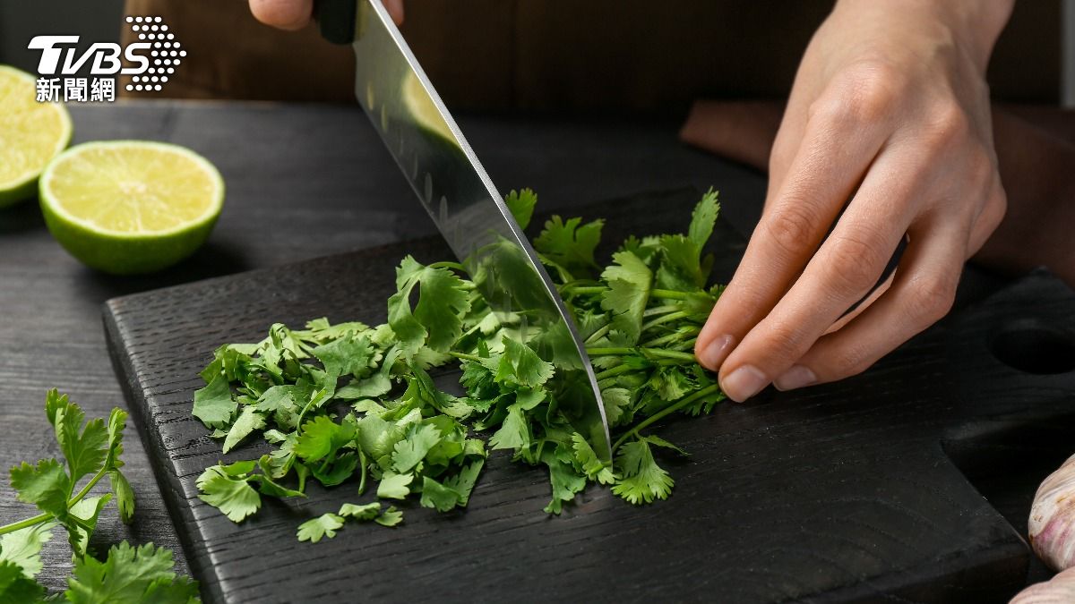 香菜零食掀搶購潮！醫揭「愛恨香菜」關鍵基因：高濃度恐過敏