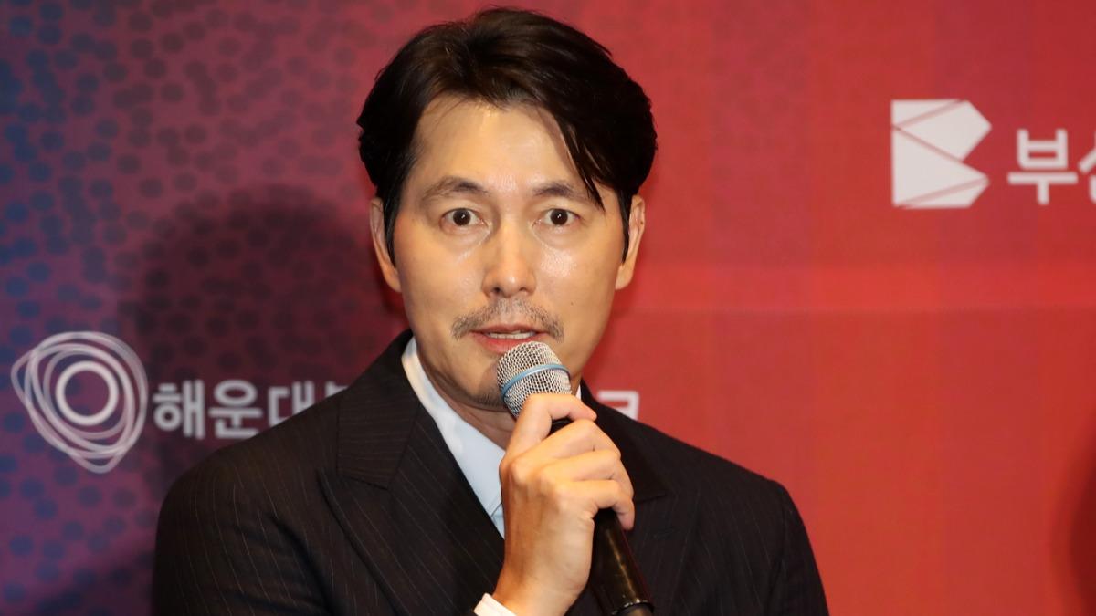 韓國影帝鄭雨盛睽違近一年露面，現身釜日電影獎。（圖／news1提供）