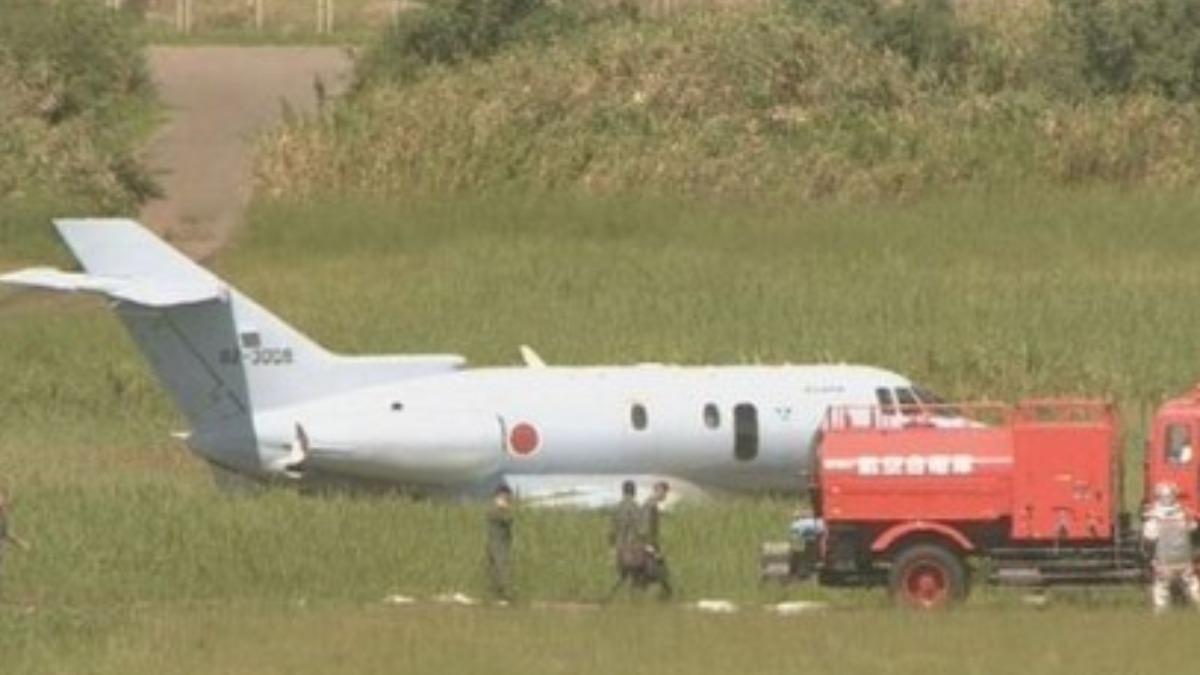 快訊/日本自衛隊飛機「失控衝出跑道」 新潟機場急關閉