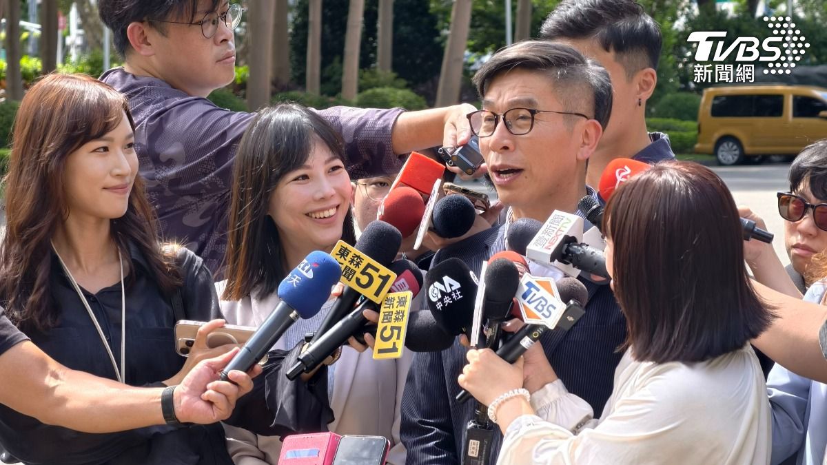 首場行政立法便當會登場，行政院發言人李慧芝、民進黨團幹事長鍾佳濱轉述會中情形。（圖／劉庭宇攝）