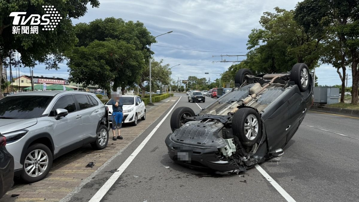 宜蘭婦人開車「揉眼睛」　下秒連撞路邊3車翻躺路中央