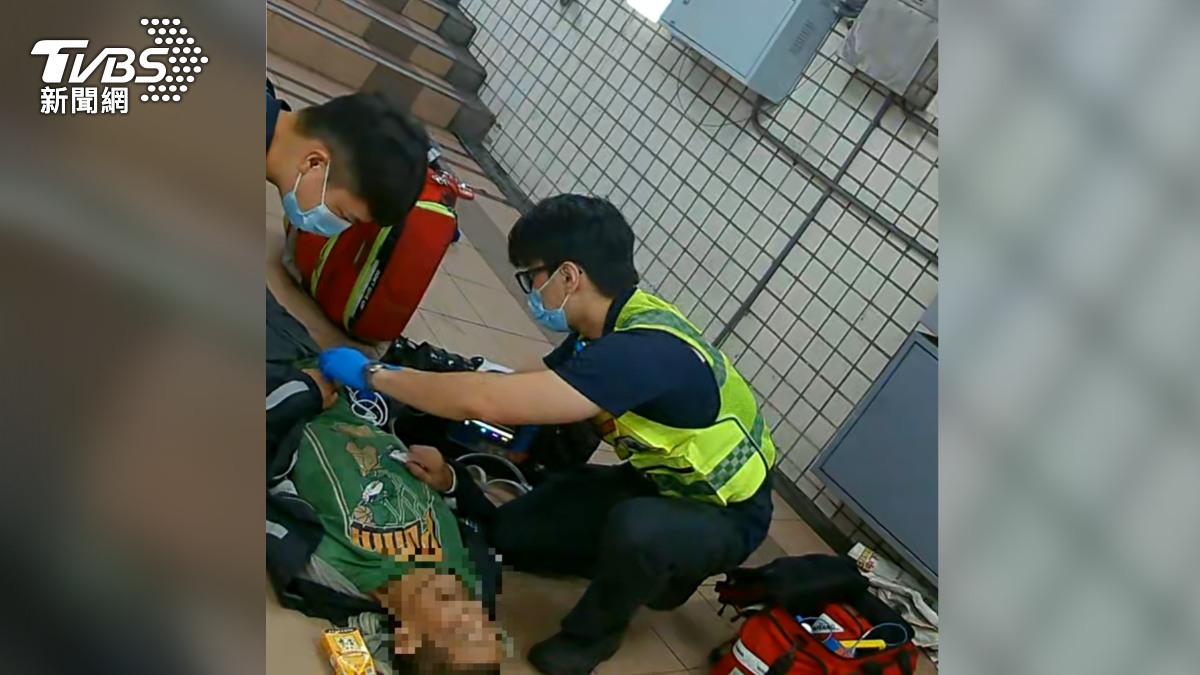 54歲的田姓街友,突然倒在台灣大道與美村路口地下道,身旁滿地嘔吐物與散落食物殘渣。(圖/TVBS)