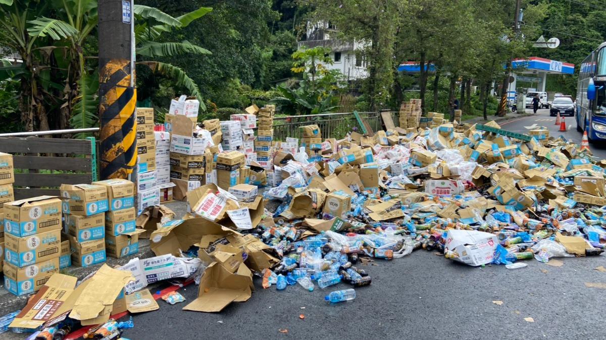 基隆聯結車500箱飲料掉落！民眾狂撿　司機崩潰：不要再撿了